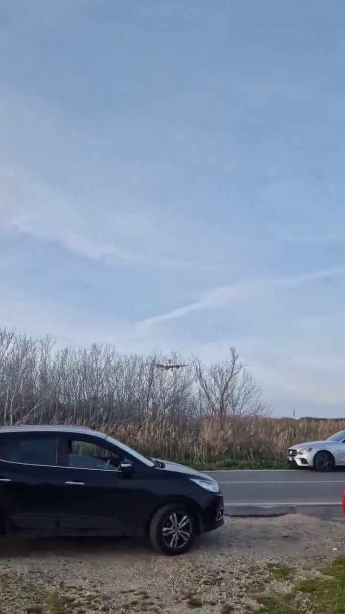 🚨✈️ American Airlines Flight makes emergency landing at Rome, Italy airport following on board bomb scare.  You can see the plane was accompanied by two Euro-Fighters passing as it lands. ...