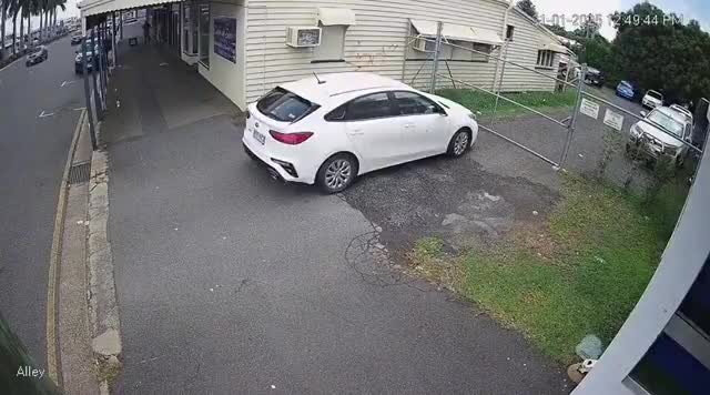 Aussie dude installs sprinkler system after people keep parking in his driveway