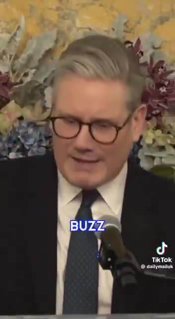 🚨🇬🇧🇺🇸 Keir Starmer lands in Washington & immediately starts sucking up to Donald Trump after vehemently criticising him for years.  He then makes a joke about Epstein’s ...