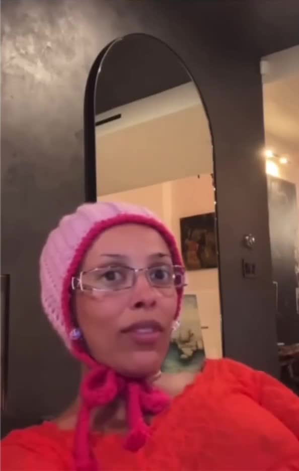 Doja cat reacting to a random ass beat on instagram live will never not be funny ☠️