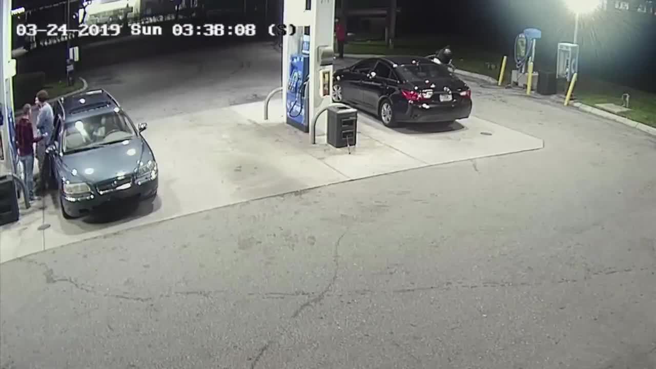 Armed robber tries to rob 4 guys at gas station