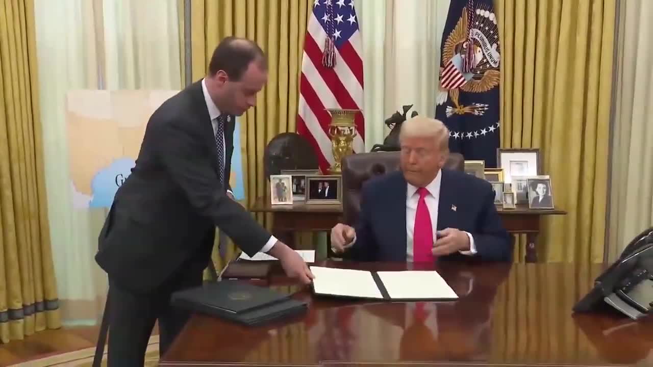 BREAKING: PresidentTrump signs an executive order suspending the security clearances for employees at Perkins Coie — the Democrat super firm, which played a key role in the Russia hoax.  \...