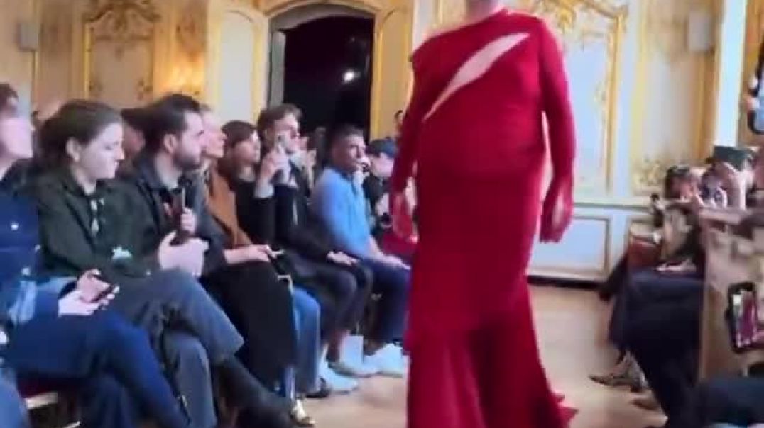 🇫🇷 What is going on at "fashion week" in Paris?