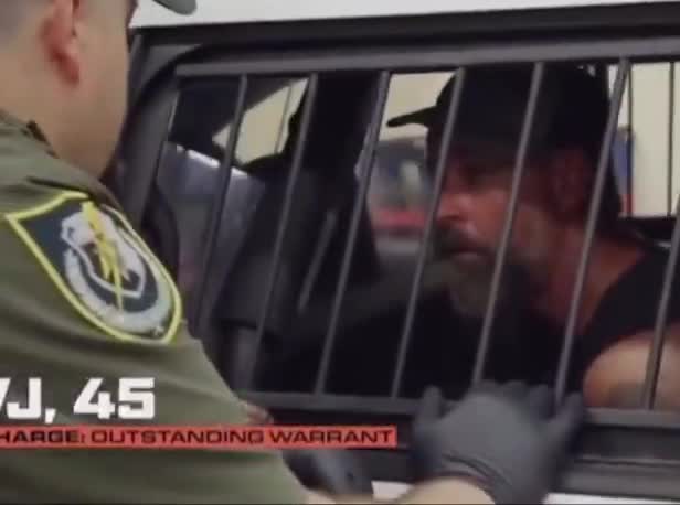 This guy is at the same time the most serious and unserious person I've ever seen get arrested 😭