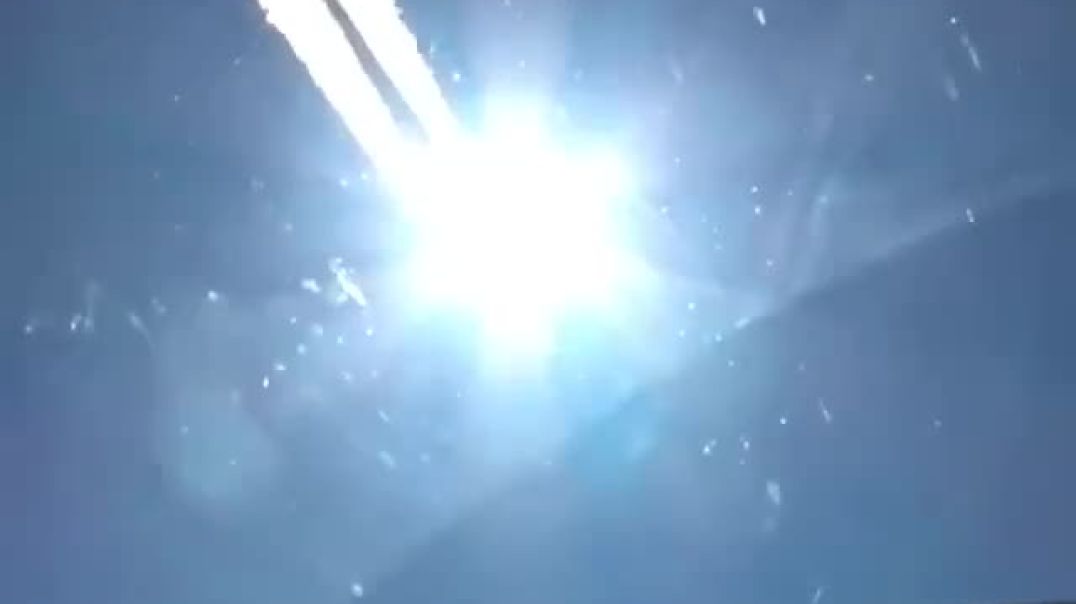 PILOT CATCHES ONE IN THE ACT - RECORDS IT AND SENDS IT TO THE OTHER PILOT WHILST FLYING - CHEMTRAILS ARE REAL