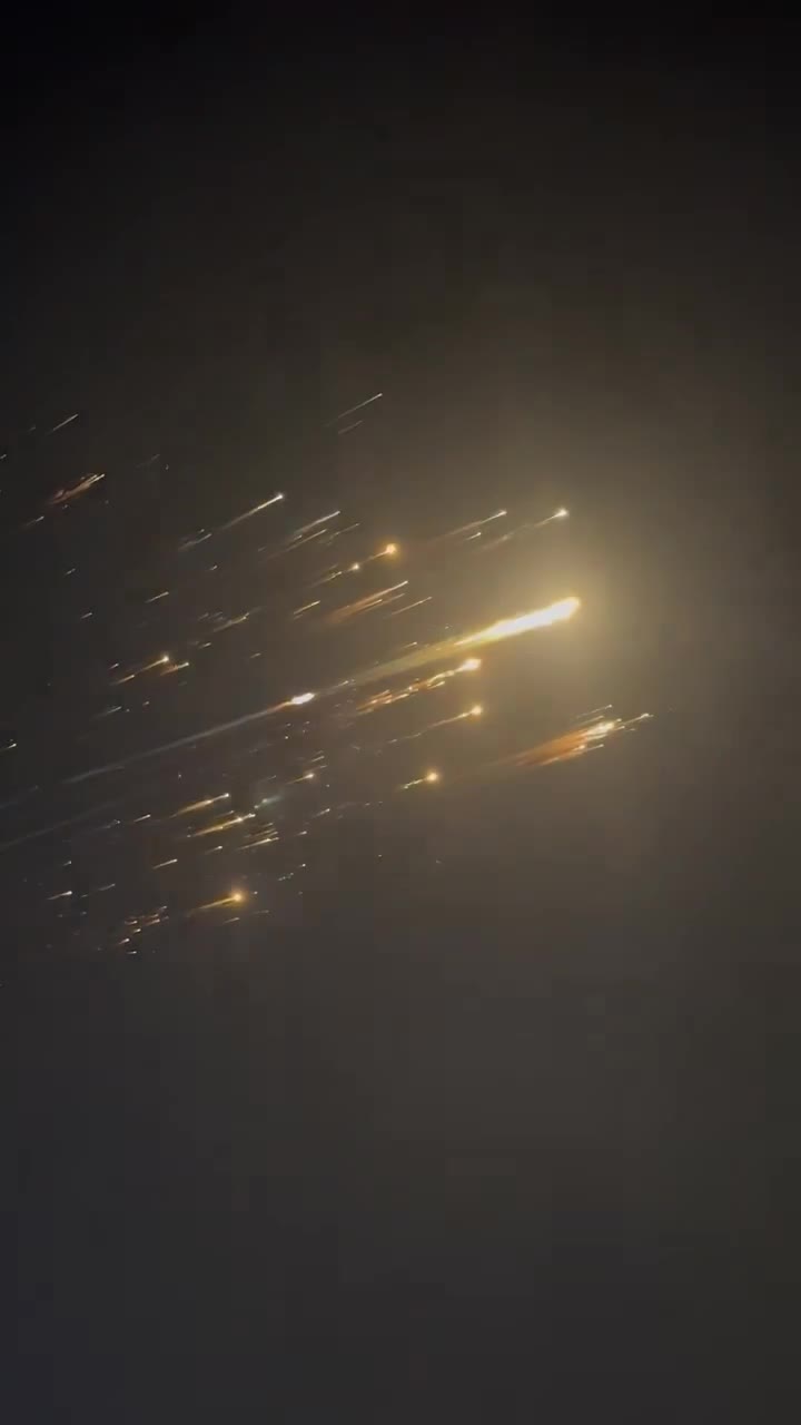Wow!! Starship debris over the Bahamas 💫 🎥 @GeneDoctorB