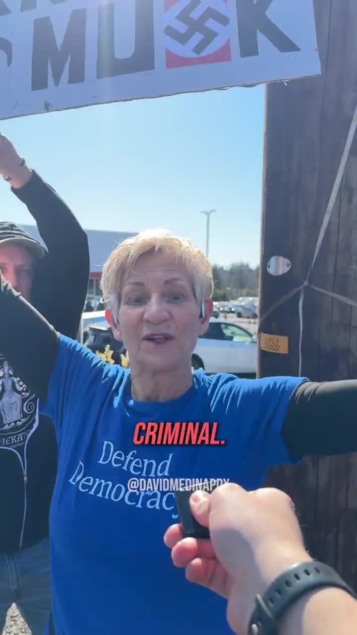Anti Elon protestors are such loser clowns 🤡