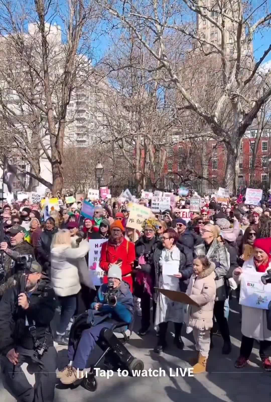 🚨DON LEMON SCREAMS THROUGH A MICROPHONE AT ‘WOMEN’S’ MARCH WITH TRANS ACTIVISTS  Don Lemon:  \