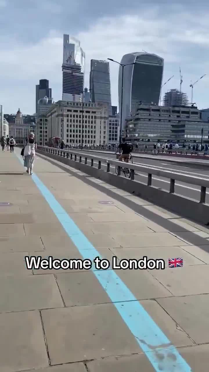 🇬🇧 Meanwhile in London   Underneath a toxic chemical sky man has his phone grabbed by thief which happens hundreds of times daily to people.  This is Britain 2025.