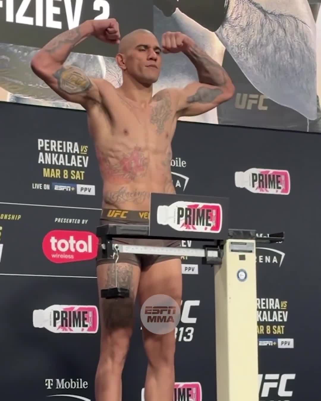 Alex Pereira weighs in at 205 lbs ahead of his light heavyweight title defense at #UFC313 ⚖️  Watch this Saturday at 10 ET on @ESPNPlus PPV ➡️