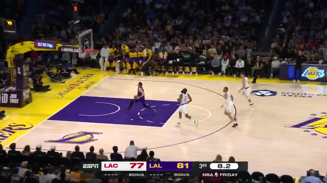 LEBRON WITH THE FULL-COURT DIME TO KNECHT 🎯