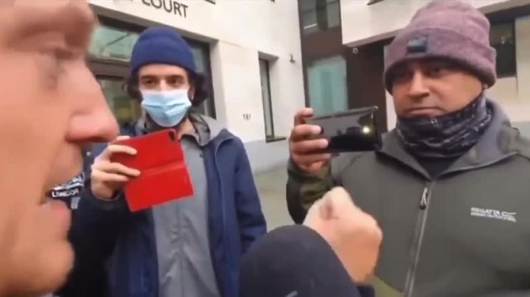 Very disturbing. 💥Tommy Robinson confronting the Muslims.