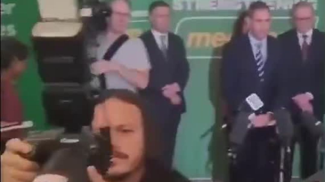 Independent journalist Laurence McIntyre from What's News!? @Whats_Newsss has been thrown out of a press conference for asking Prime Minister Anthony Albanese about immigration - an issue both ma
