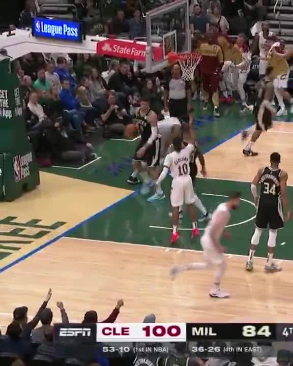 Jarrett Allen over Brook Lopez 😳