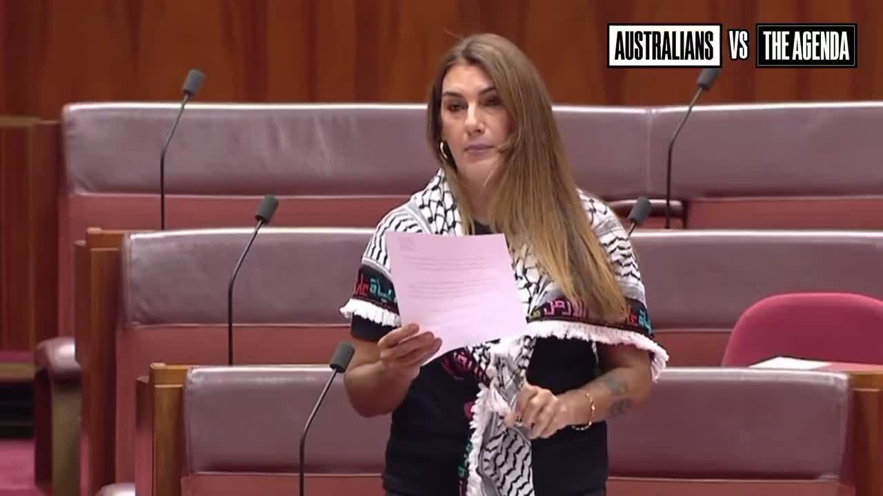 Senator Lidia Thorpe ditched her keffiyeh mid-speech, revealing a \