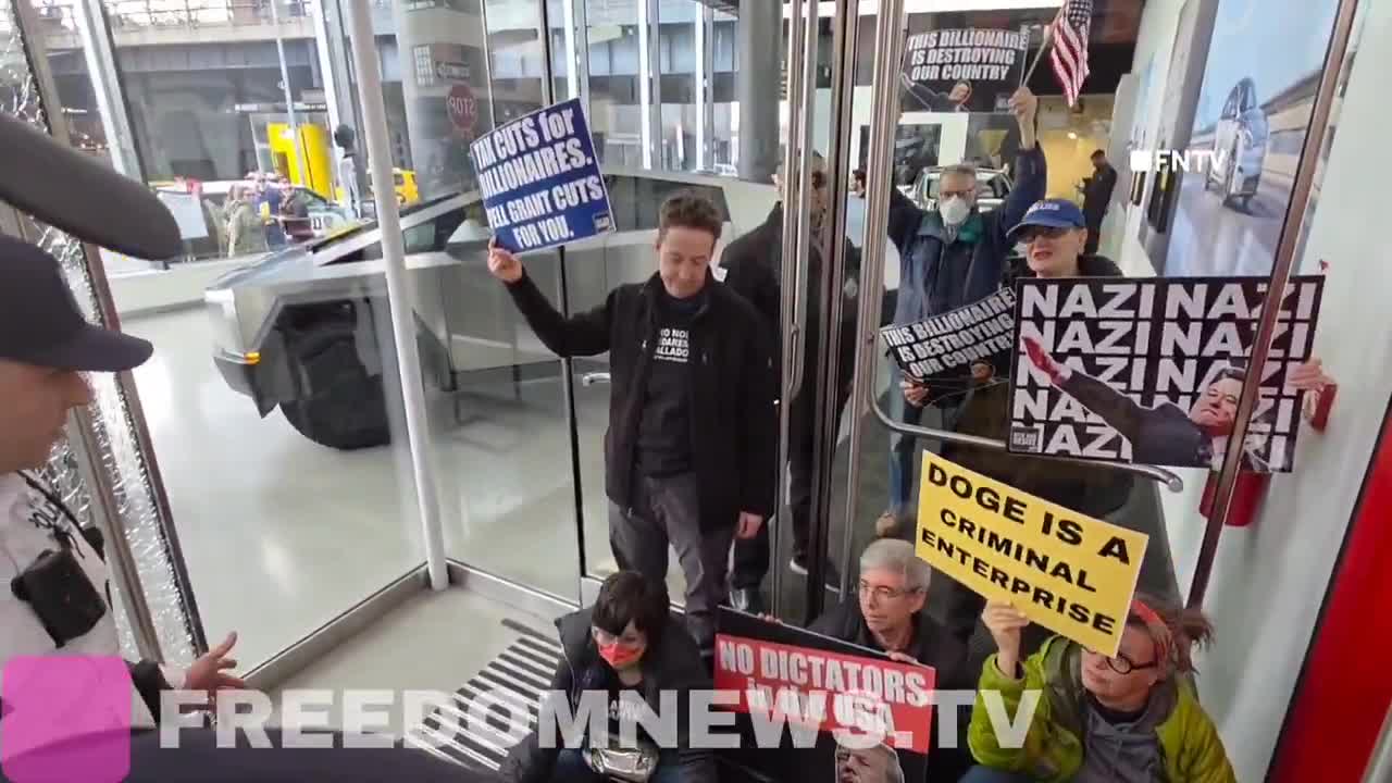 Mass arrests at an anti-Elon protest after protesters invaded a Tesla dealership in NYC   🎥 @ScooterCasterNY