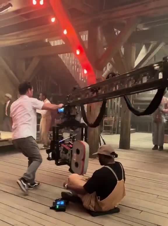 Ryan Coogler on the set of ‘Sinners’  The film currently has a 98% after 322 critic reviews and a 97% with more than 10,000 verified ratings on @RottenTomatoes