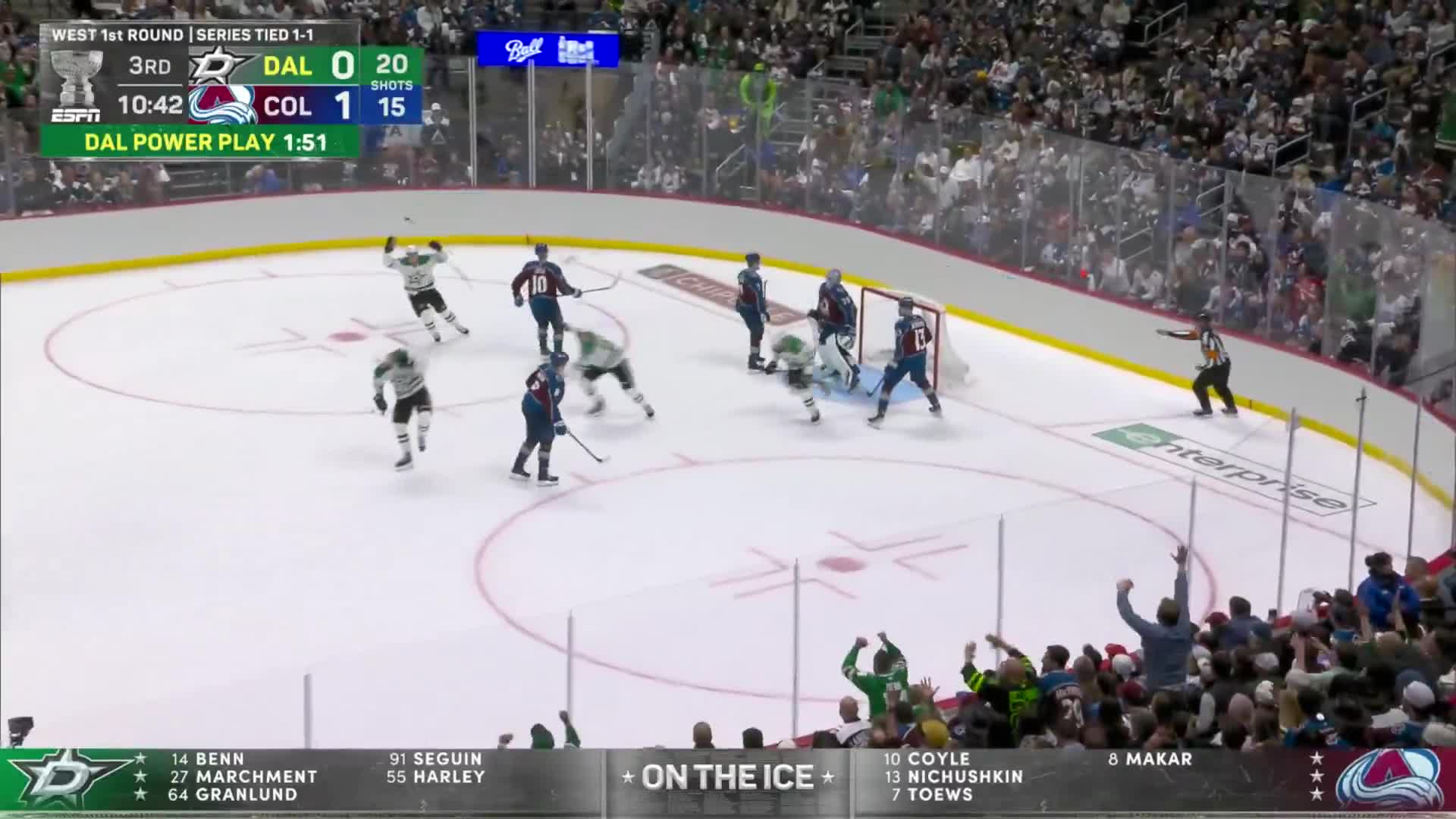 THE STARS TIE IT ON THE POWER PLAY IN THE THIRD PERIOD 😱  📺 ESPN