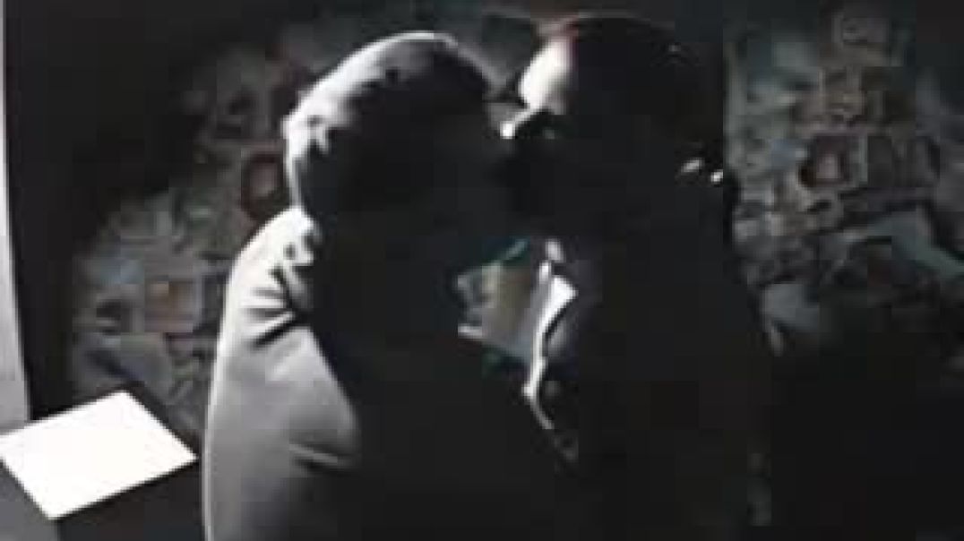 Starmer kissing Lord Ali 🤢🤮