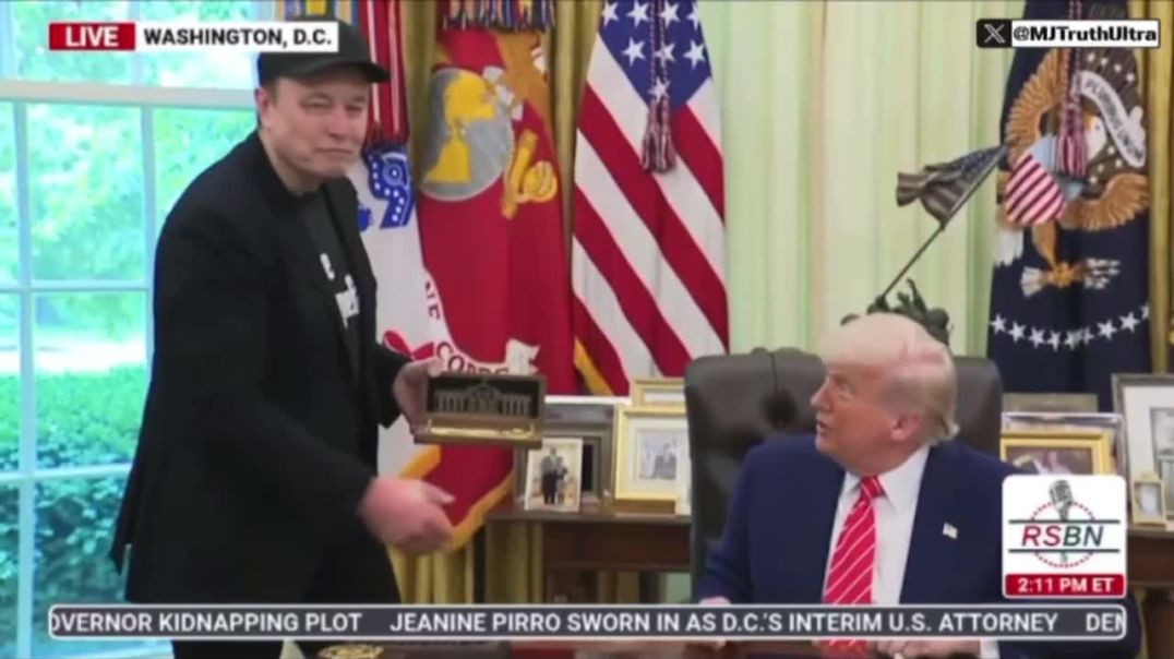 Elon Musk is presented with a giant KEY as a “Parting Gift” and Elon gives a brief speech   Elon thanks President Trump and says this is just the beginning, but takes a moment to appreciate the GOLD t