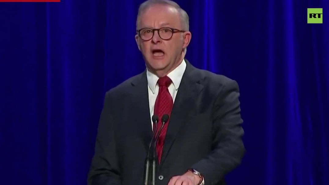 Albanese treats election victory crowd like KIDS  Starts mentioning opposition leader 'conceding defeat' to loud cheers.  His reply: 'NO, NO' just the way elementary school teacher