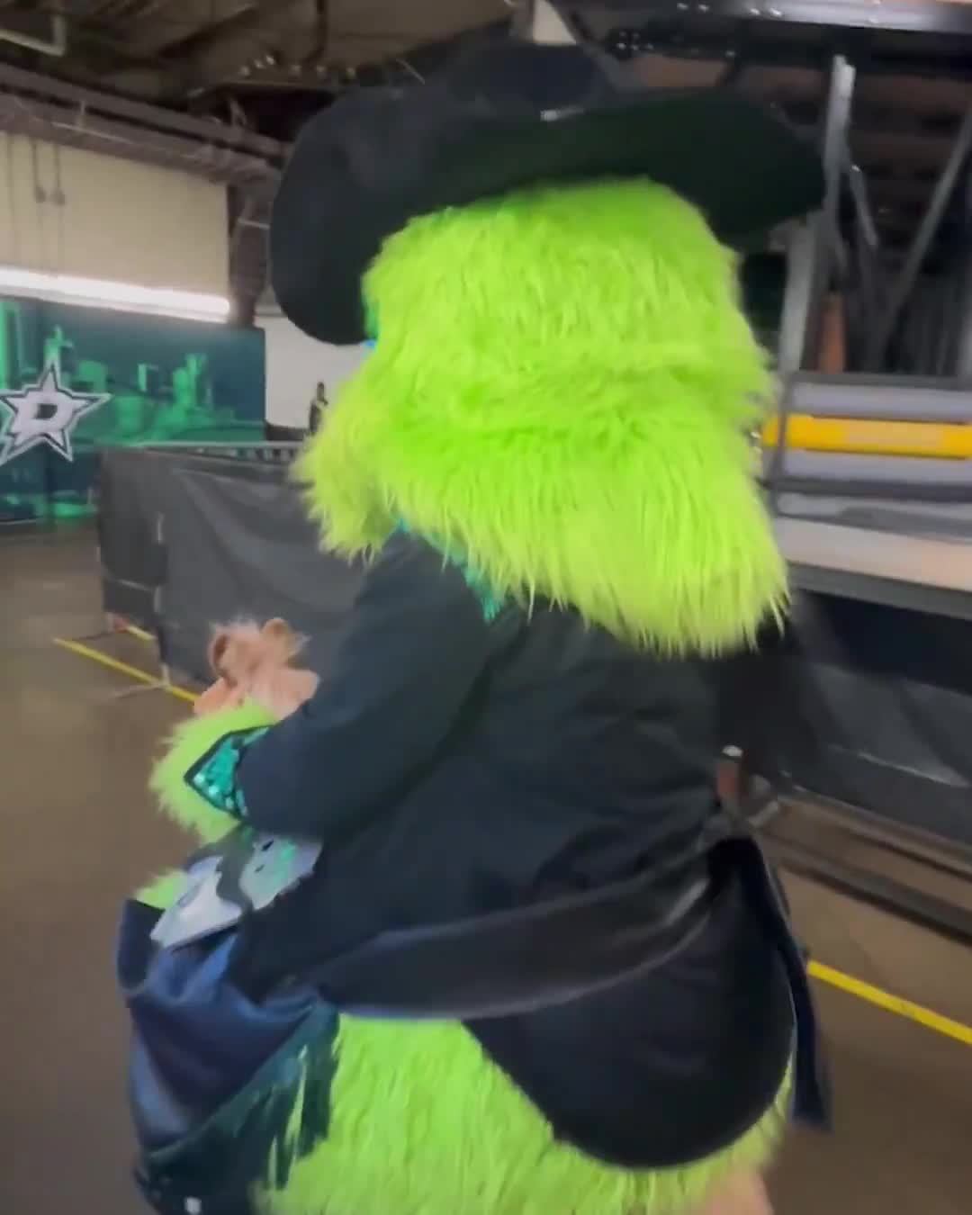 Victor E. Green rode off after the Stars' loss to the Oilers 😅   He will be back 👀