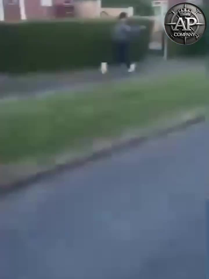 Meanwhile in England  Phone Thief gets caught by Man on bike filming & commentating his pursuit.