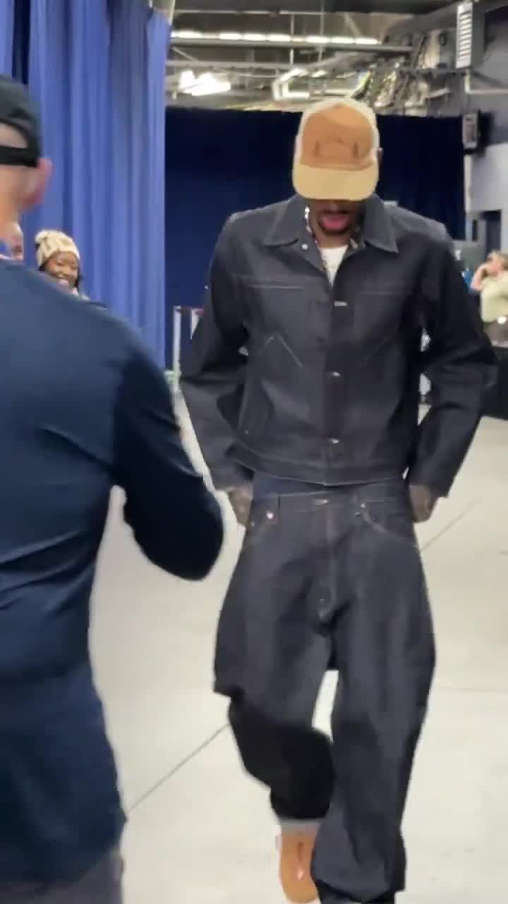 Canadian tux with the gloves for Shai ahead of Game 5 🧤  8:30 ET on ESPN 🍿