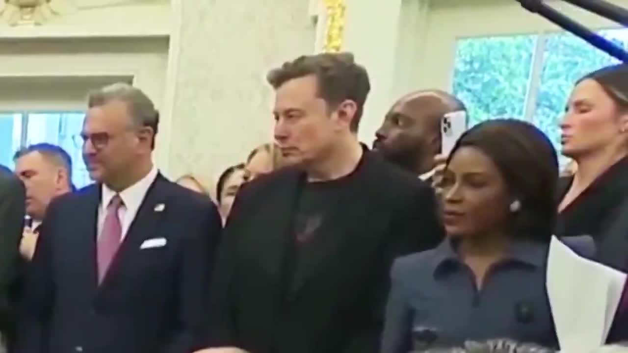 Watch Elon Musk stare down the genocidal leader of South Africa today at the White House..,.