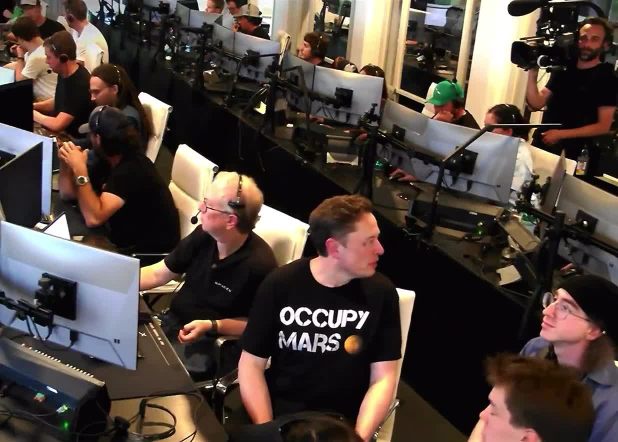 🚨 BREAKING: Elon Musk watching the Starship 9 test flight from the control center.