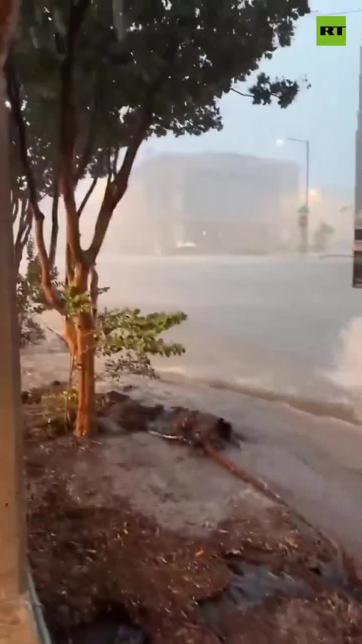 🚨🇺🇸 BREAKING: MONSTRUOUS FLOODS HIT OKLAHOMA  40,000 people have been left without power in the McAlester area of Oklahoma by devastating floods.   A thousand first responders are m...