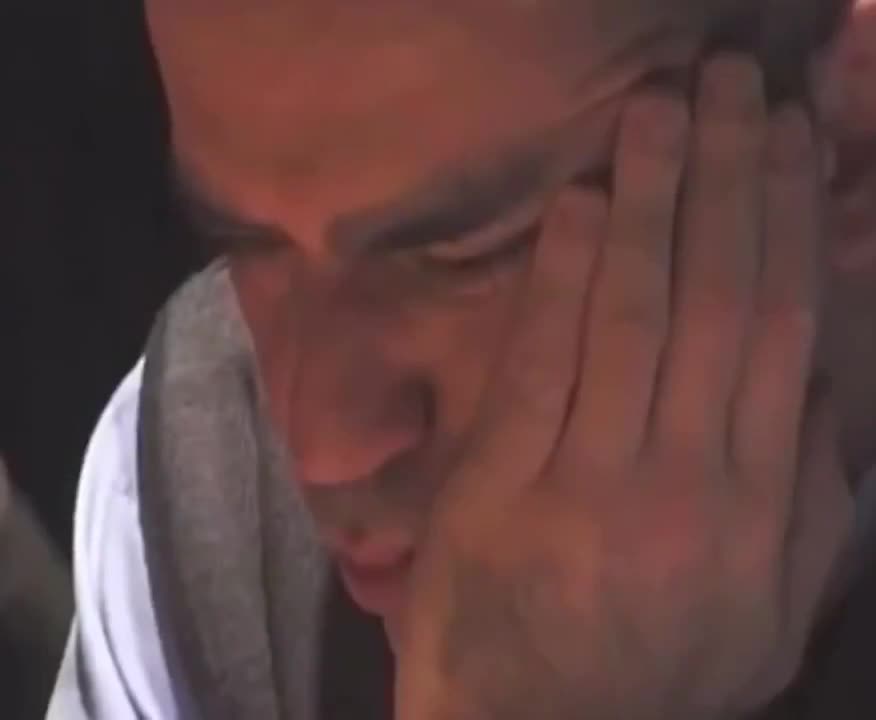 13-year-old Magnus Carlsen casually gets bored while playing chess legend Garry Kasparov in 2004