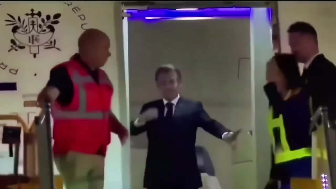 JUST IN: 🇫🇷 French President Macron's wife slaps him in face.