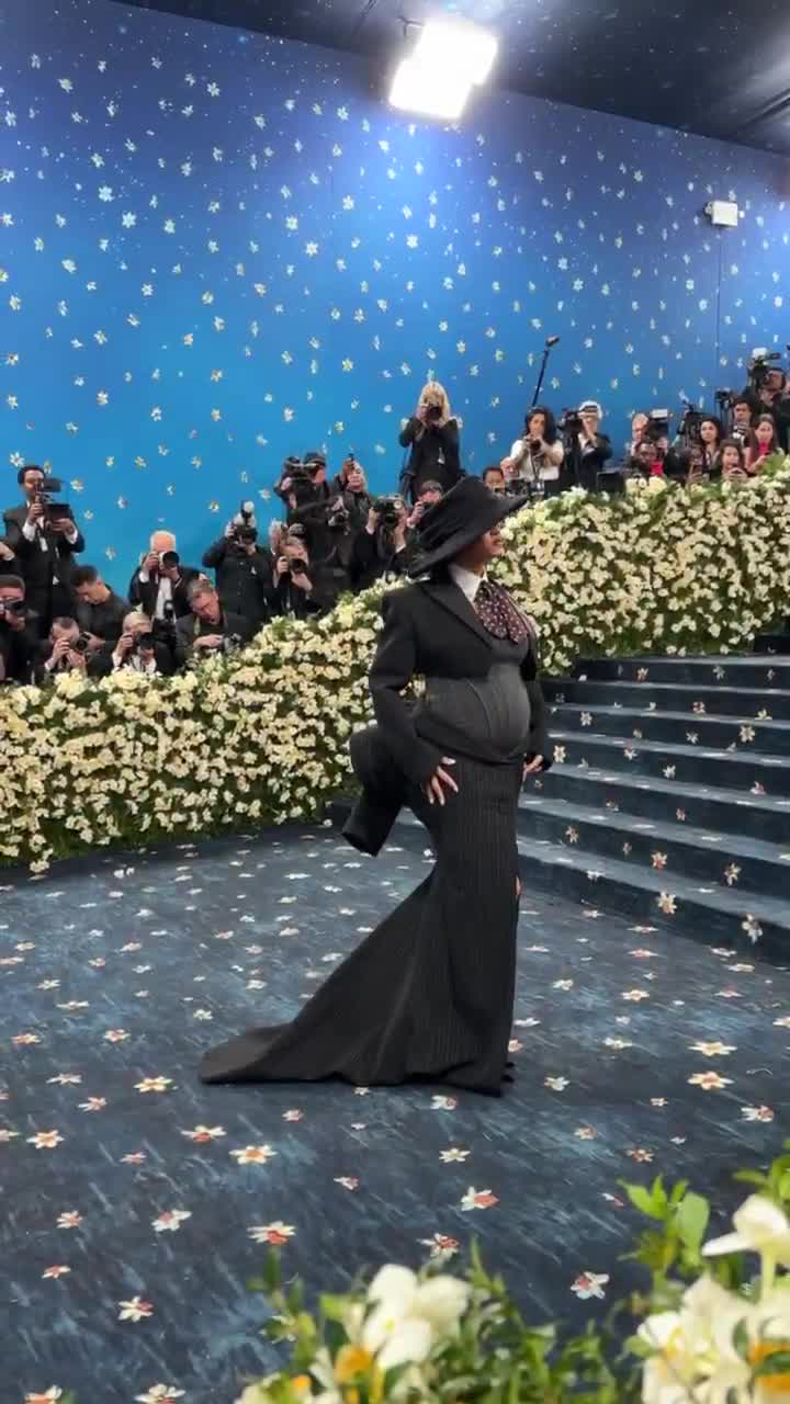 Rihanna closes out the night at the #MetGala showing off baby number 3 in Marc Jacobs