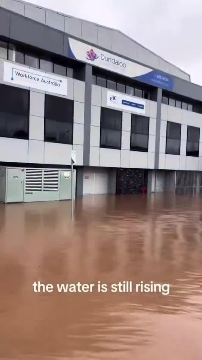 Flooding in the main street of Taree, NSW 😳