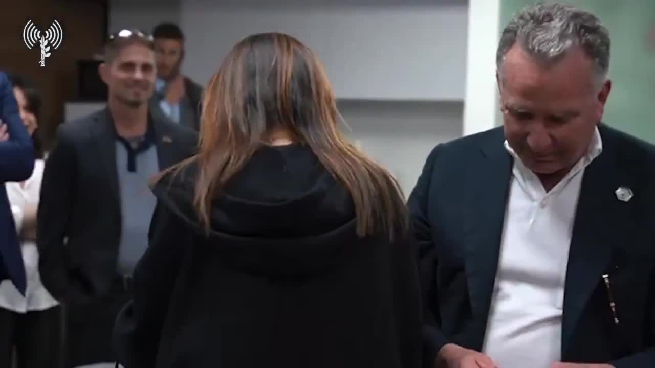 🇺🇸🇵🇸 “YOU LOOK UNBELIEVABLE”—EDAN ALEXANDER’S MOM HEARS HIS VOICE AFTER HOSTAGE RELEASE  After his release from Gaza, Edan Alexander spoke by phone with his mother—who ...