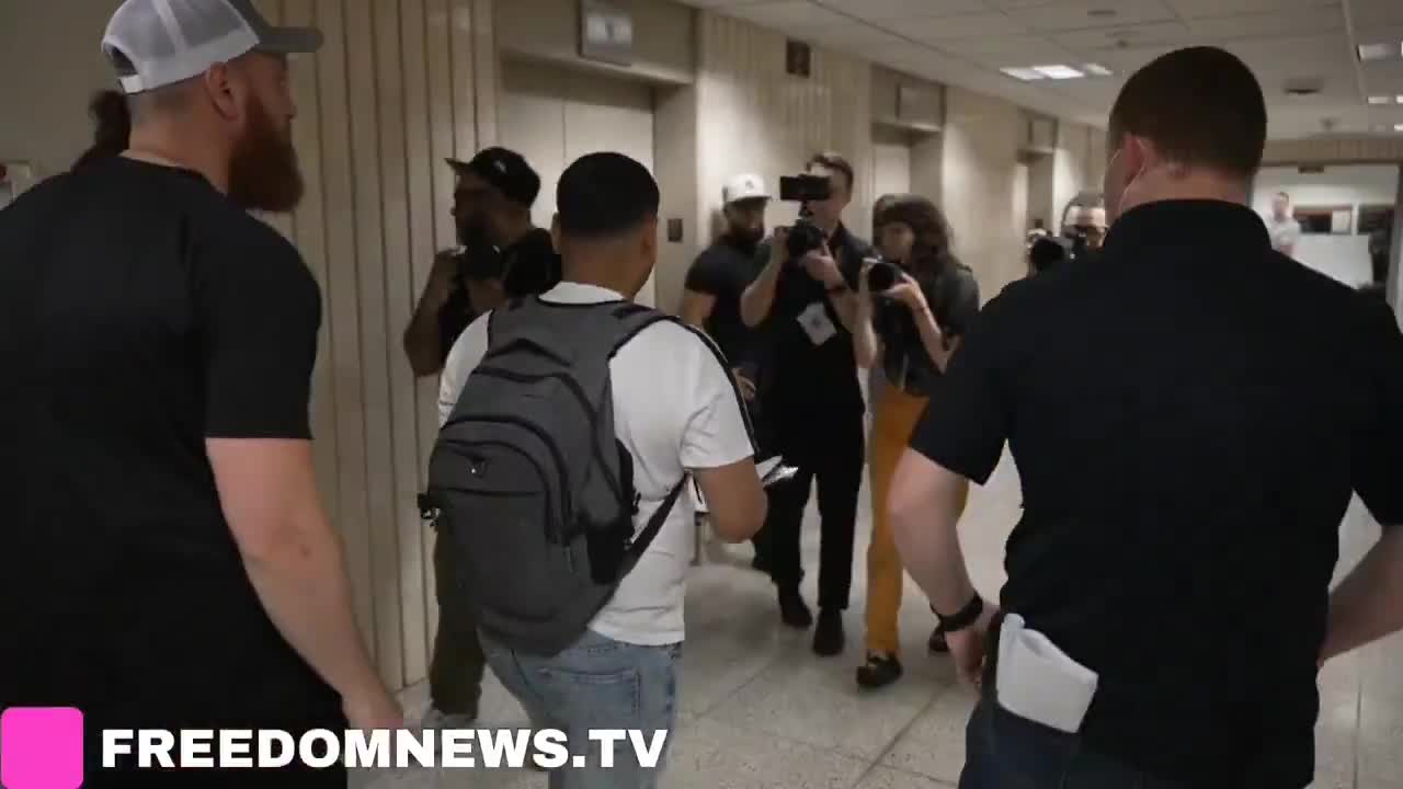 🚨🇺🇸 BREAKING: ICE AGENTS RAID NYC COURTHOUSE  Plain-clothed federal agents were spotted inside a New York City courthouse.  They began making arrests in the hallway, targeting indiv...