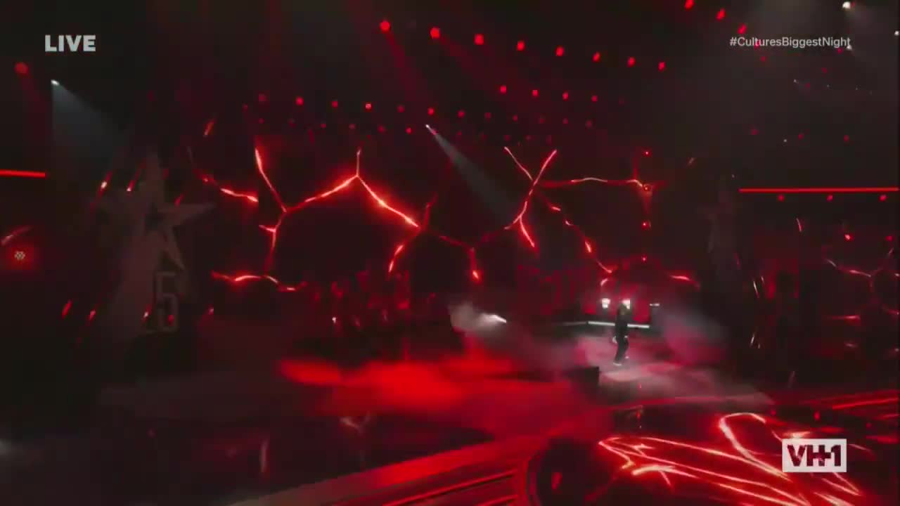 Lil Wayne gives the crowd a show performing \