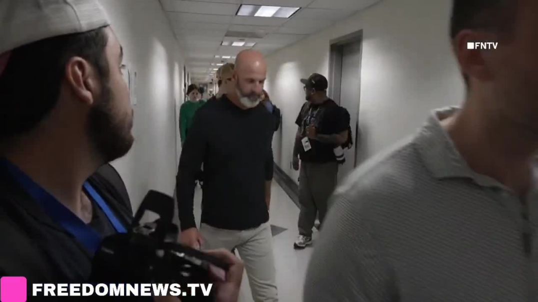 🚨 BREAKING: Radical leftists OBSTRUCT ICE AGENTS who are trying to detain an illegal at a NYC courthouse.