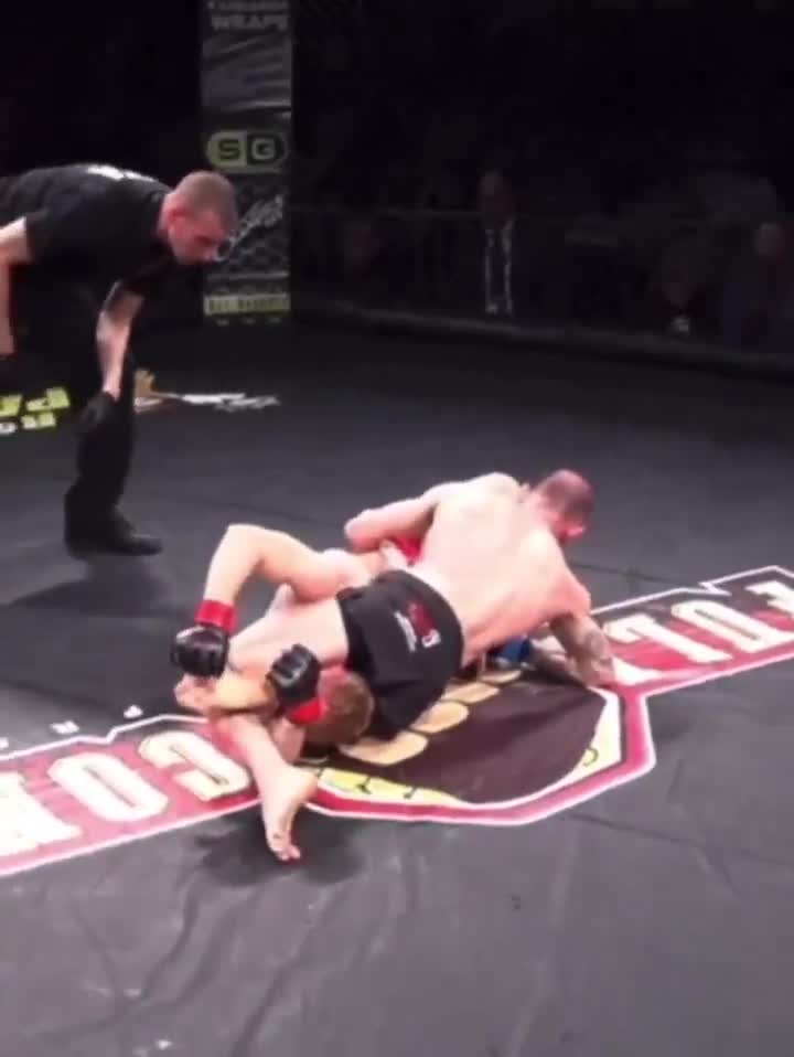 Former MMA fighter tickles opponent to escape a triangle choke