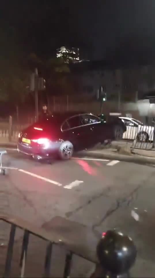 🇬🇧 Meanwhile in London last night   There is an emerging trend of Drivers doing ‘Balloons’ whilst driving & ending up crashing.  Watch the driver flee balloon in hand.