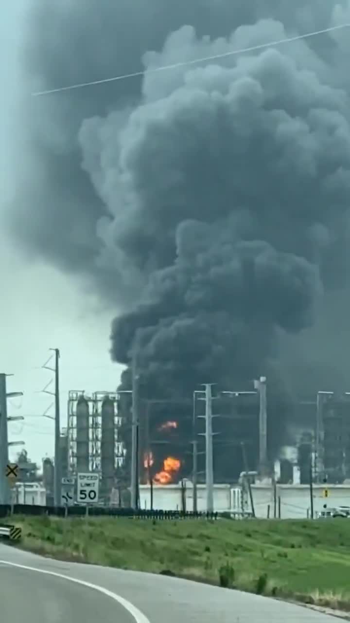 🚨🇺🇸BREAKING: MASSIVE OIL REFINERY ON FIRE - TEXAS CITY UNDER SHELTER-IN-PLACE ORDER  A fire broke out at the Marathon Oil refinery in Texas City just after noon, and officials didn