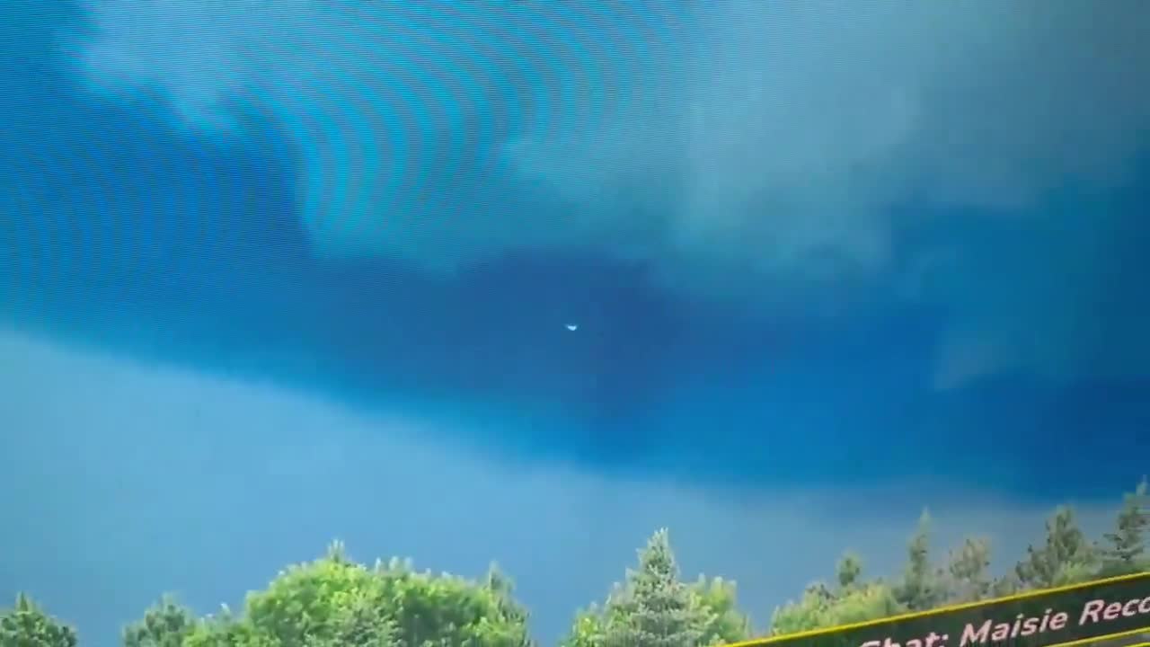 🚨 Holy crap check whatever the hell this is just captured on a Storm Chasers Stream
