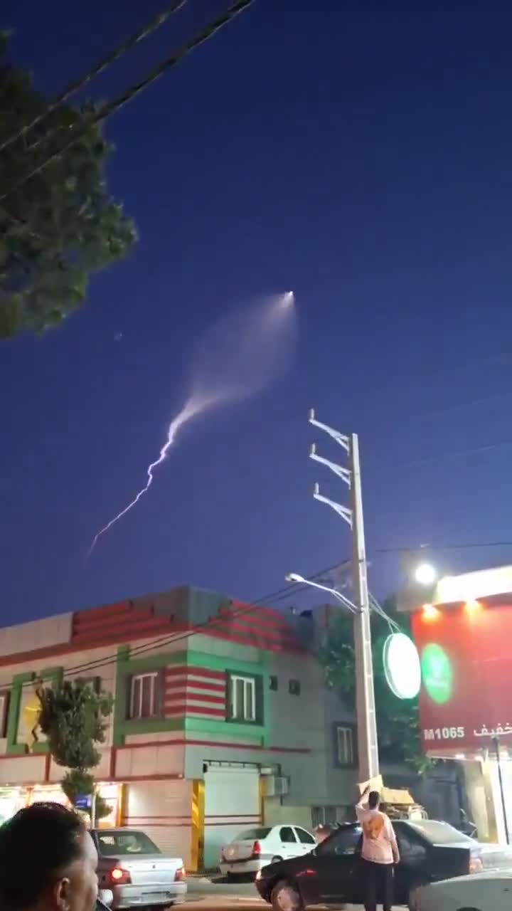🚨 Iran just launched whatever type of missile this is