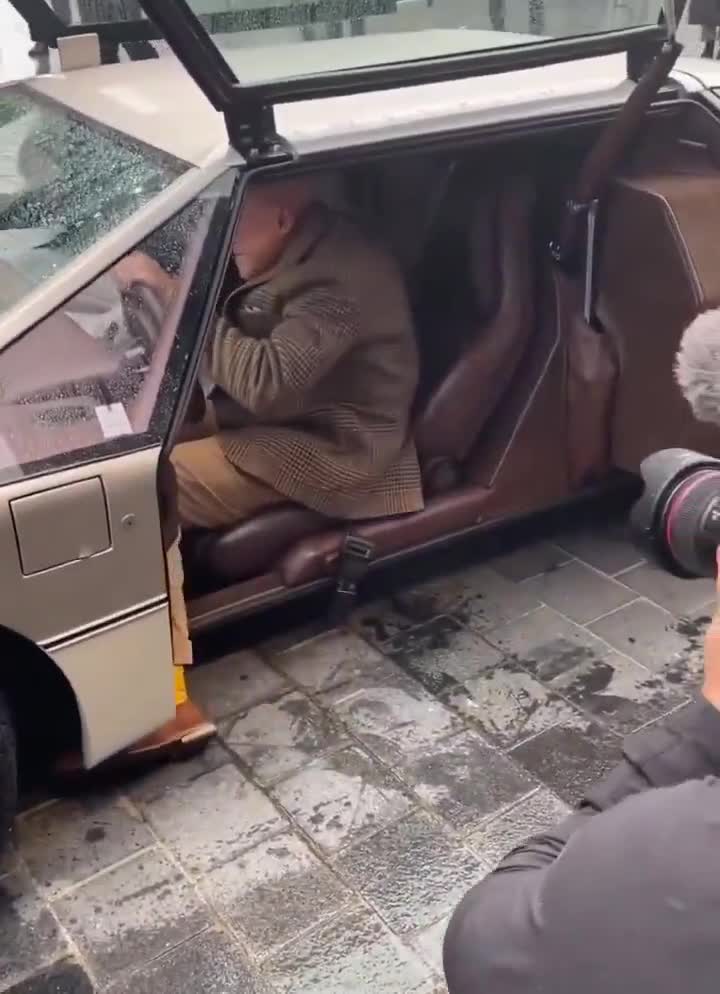 Renowned British architect Norman Foster was spotted driving his £15,000,000 Aston Martin Bulldog 🥶