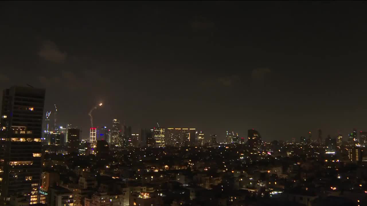 🚨🇮🇱 Israel’s Iron Dome malfunctions over Tel Aviv