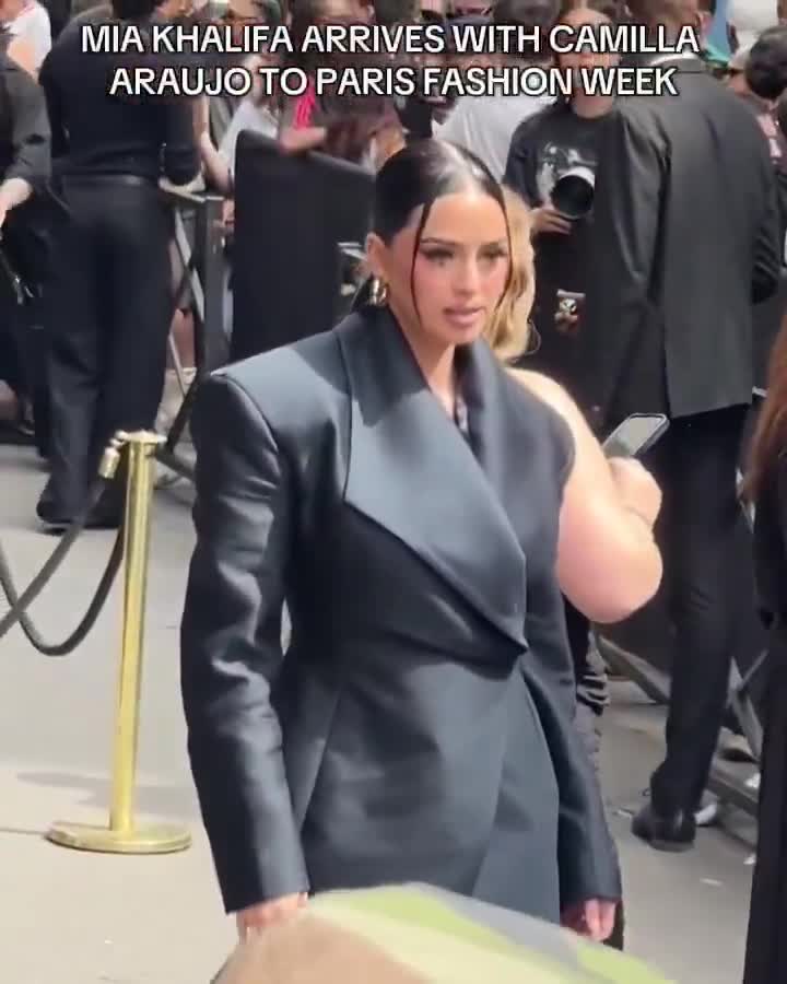 WHO IS ALLOWING THESE OF MODELS INTO PARIS FASHION WEEK 🤡