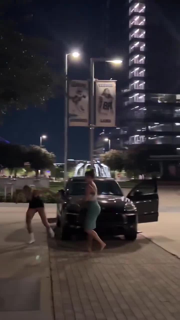 Girls beat the shit out of each other near Dallas, Texas