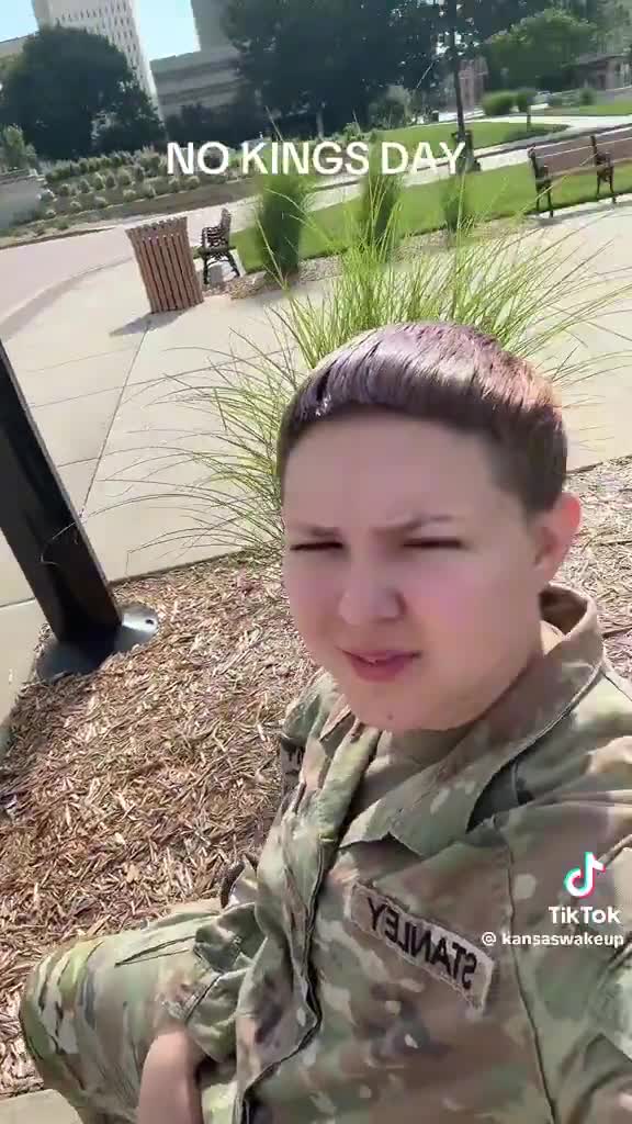 This soldier who claims to have been discharged from the military last month for mental health reasons, showed up to protest Trump in a US Army uniform in Kansas