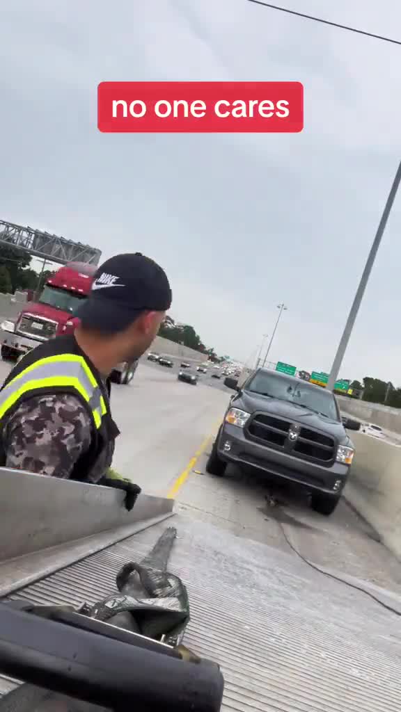 Tow truck driver shows how dangerous it is to tow on the highway